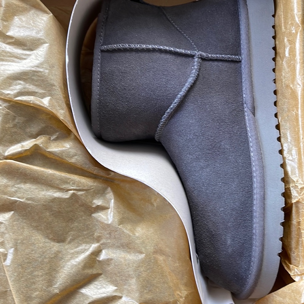 Kookaburra by Ugg new with tags in box smoke in color